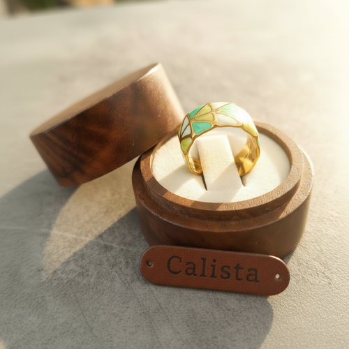 Bague verte dorée avec étiquette Calista