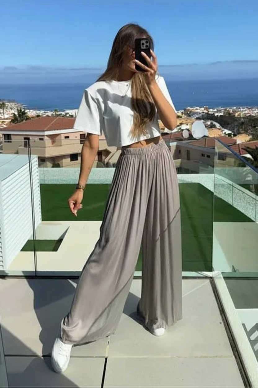 Pantalon taupe satiné avec haut blanc en extérieur