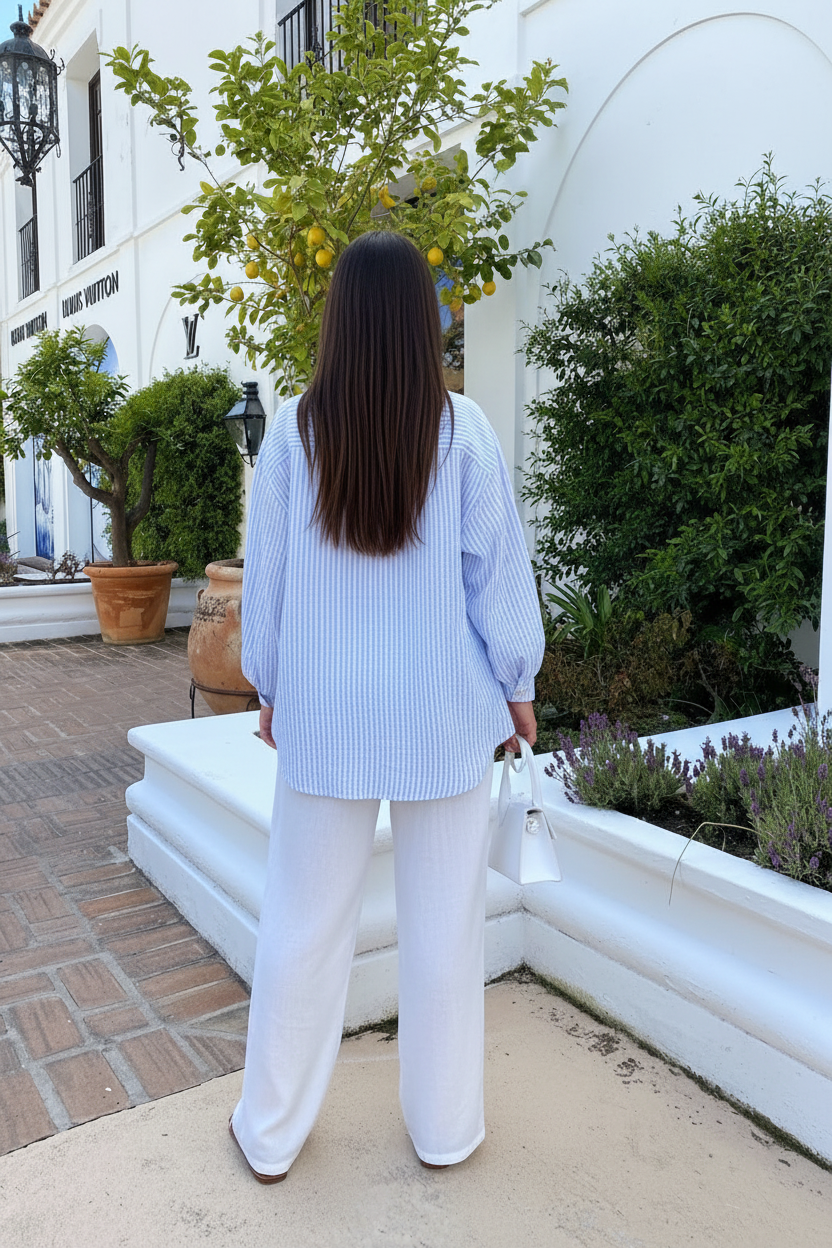 Photo de dos - chemise rayée et pantalon blanc