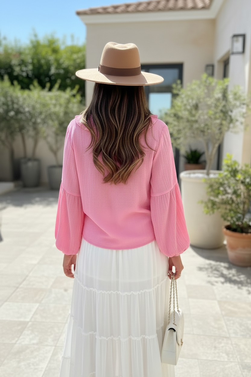 Vue de dos - Blouse rose à volants
